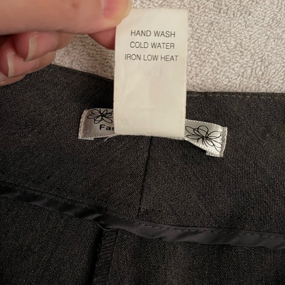 Fashion Exit Women’s Slant Pockets Gray Slacks, size Medium - Picture 4 of 4